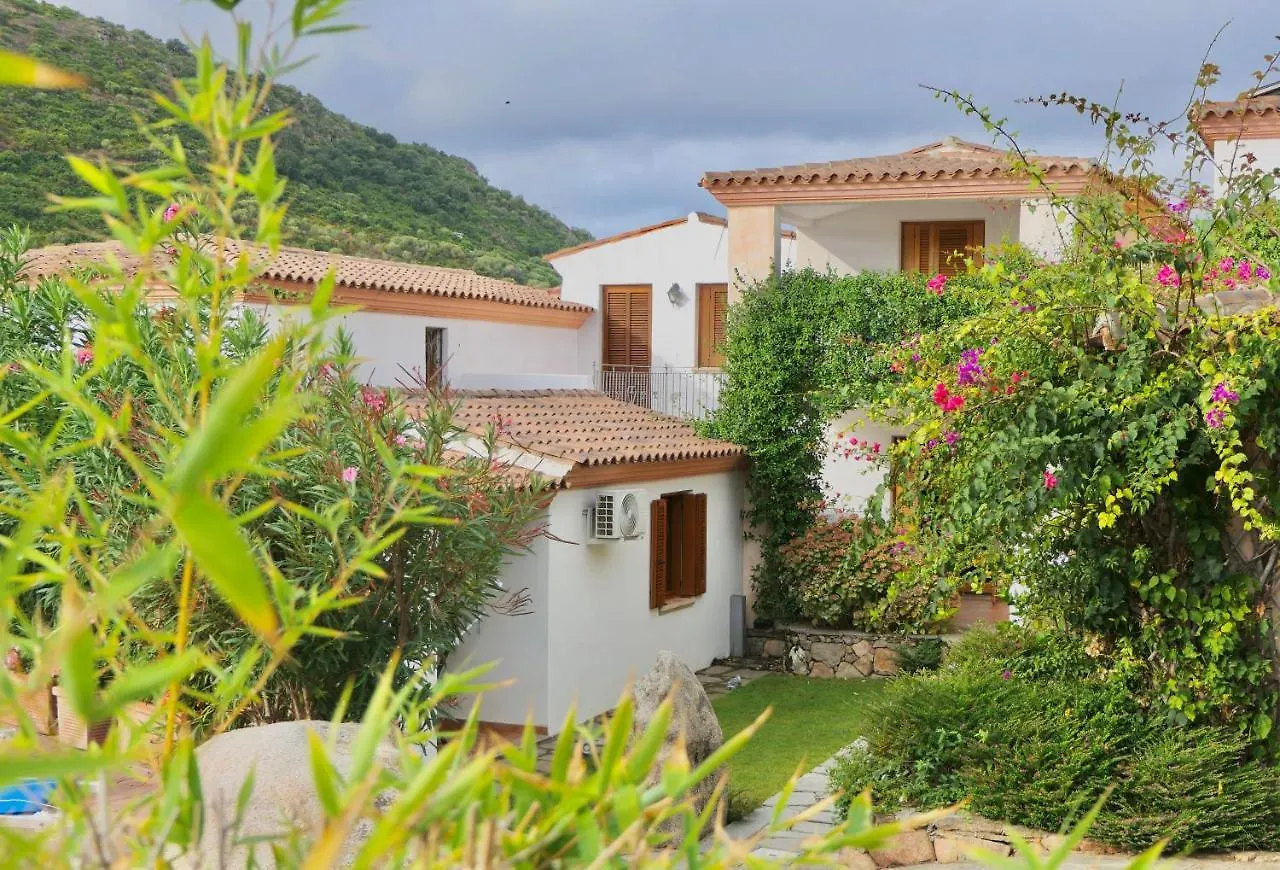 Residence Con Piscina A Tanaunella A 1500 M Dal Mare